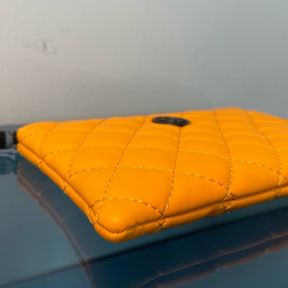 NWT - Badgley Mischka Clutch/Wristlet Gold Diamond Quilted 0.200lb - Picture 5 of 7